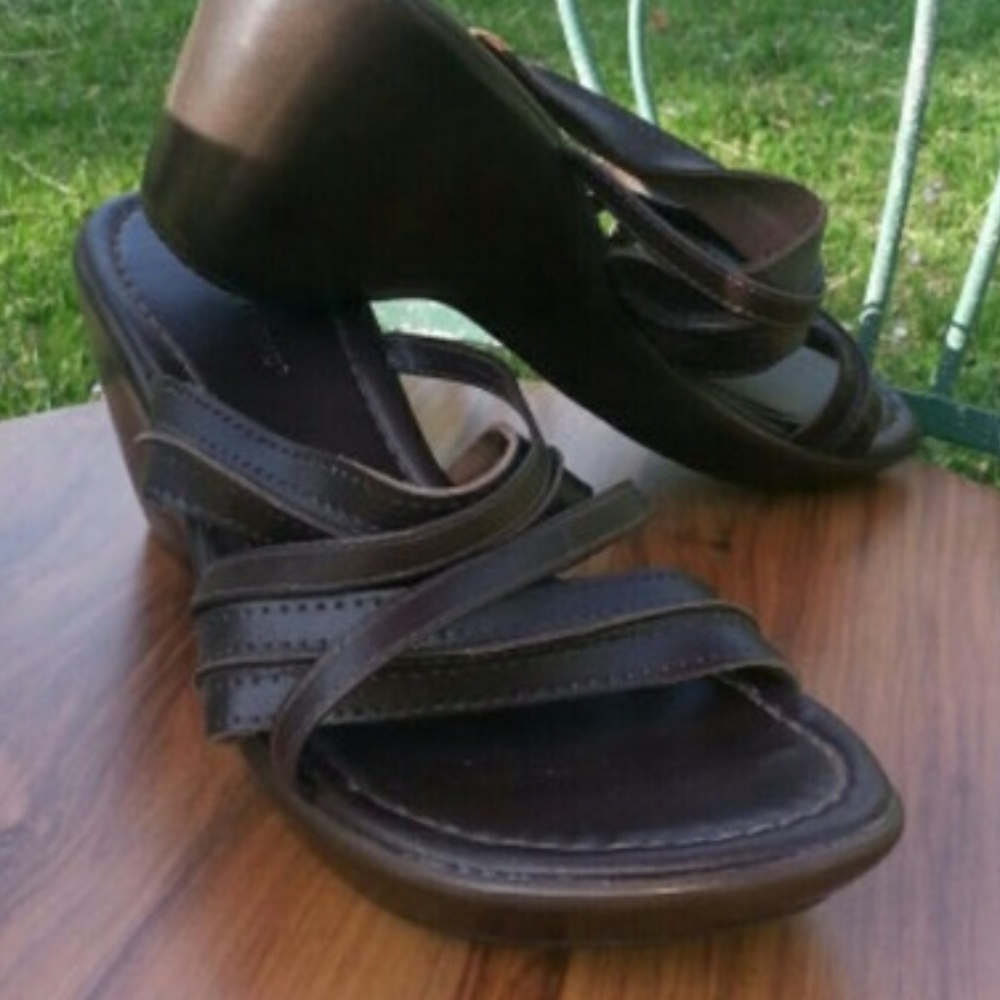 Predictions brown leather strappy wedge sandals sz 8